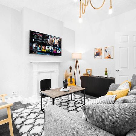 Stylish 3 Bedroom House - 6 Guests - Garden - Parking - Netflix - Wifi - 17M Birmingham Ngoại thất bức ảnh