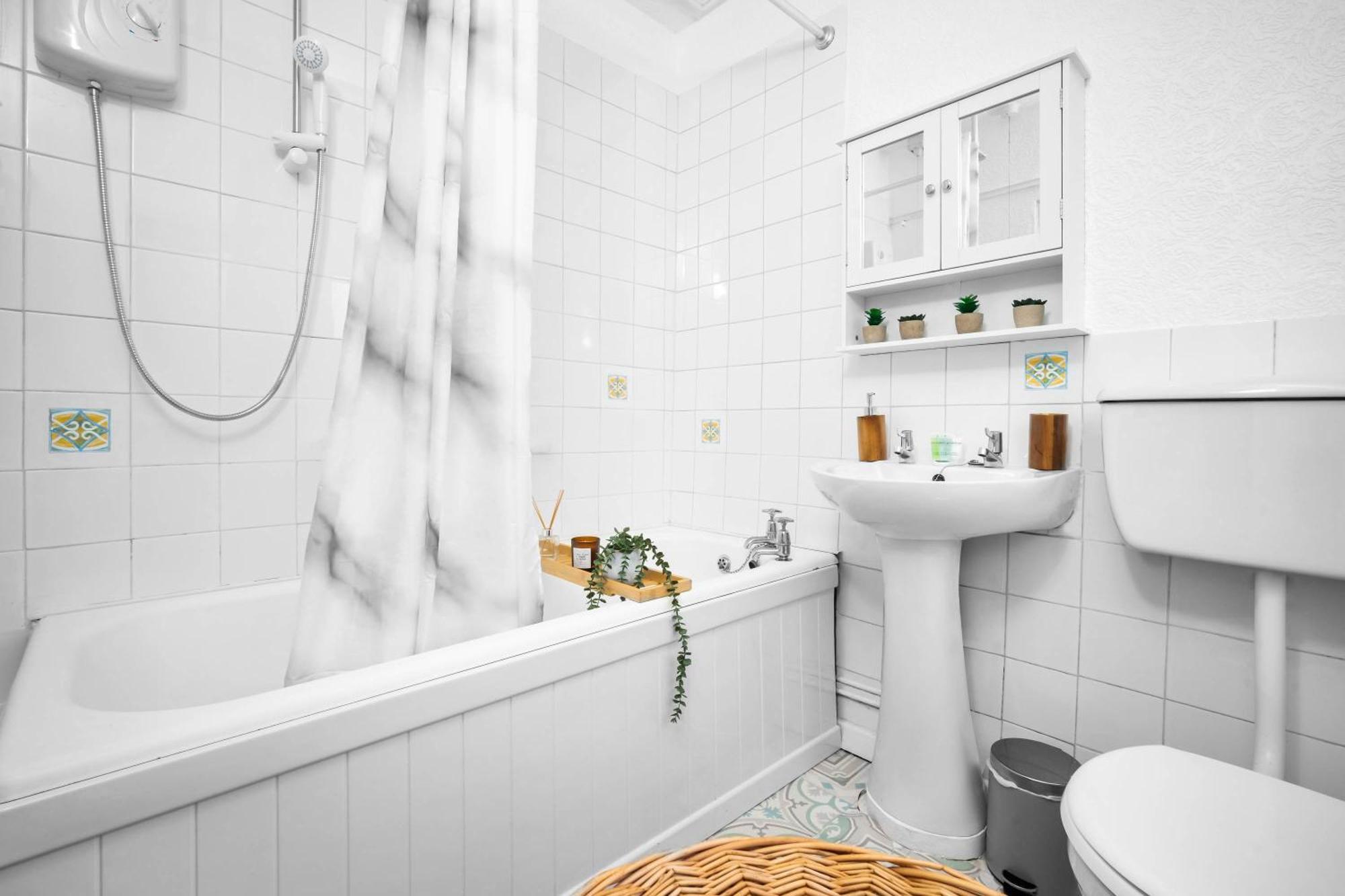 Stylish 3 Bedroom House - 6 Guests - Garden - Parking - Netflix - Wifi - 17M Birmingham Ngoại thất bức ảnh